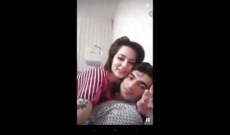 شوهر شاخه به عنوان همسر جوان خود را استمناء بر روی نیمکت