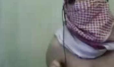دختر جوان به طور کامل برهنه در ساحل خواندن یک کتاب