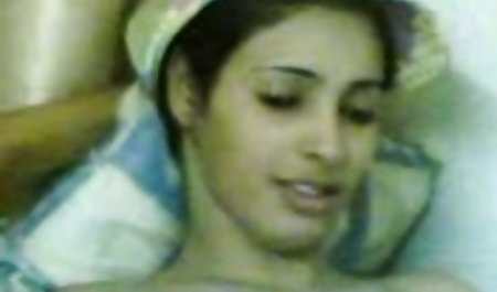 مرد آورده به پشت بام نوجوان سبزه و عاشقانه او را زیر کلیک