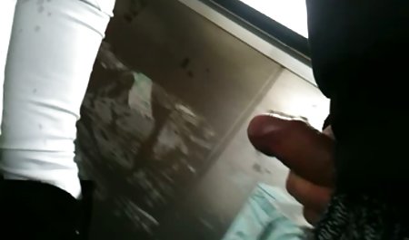 پدر بزرگ و مادربزرگ در خارج از منزل گذاشته