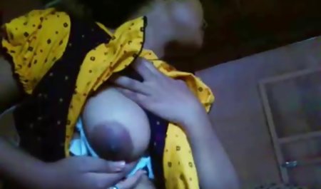 یک مرد کمک می کند تا دختر اغوا کننده خود را به یک حمام فوم