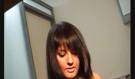 معشوقه در لاتکس صورتی باعث می شود برده لیسیدن پا
