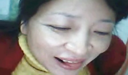 یک پمپ نریان یک گره داغ در جوراب ساق بلند سکسی