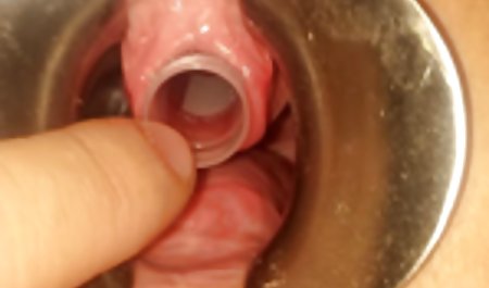 عمه سرسبز درج وسیله ارتعاش و نوسان را به یک مرد جوان است.