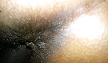 دختری با مسواک به جای دست و پا نما برهنه