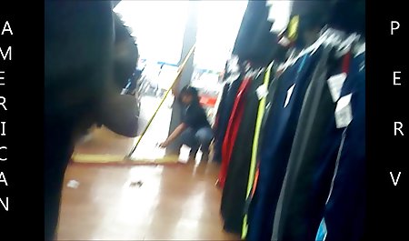 دو پرورشی را به نوبت کوبیدن پوکا در جوراب ساق بلند سفید