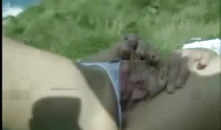 شخص ساده و معصوم ناز با لذت نشان می دهد او را در دوربین کرک شده