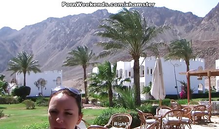 بیب با سینه بزرگ انگشت بیدمشک در خصوصی