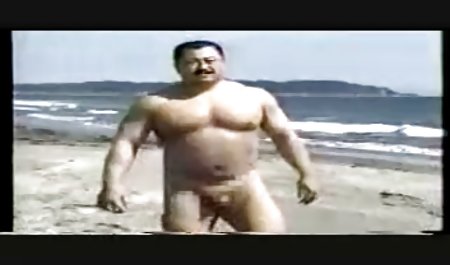 پسر آورده ورزش جوان به حیاط خلوت و الاغ در بر داشت