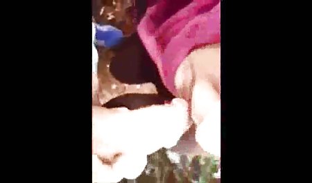 نوجوان دختر در اتوبوس شلوغ