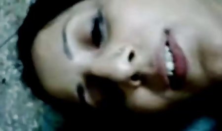 خسته زن در حمام عمومی پس از کار شستشو