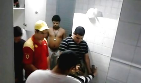 یک مرد در سن ورزش ها نوجوان در زن سبک و جلف تنگ او کاشته