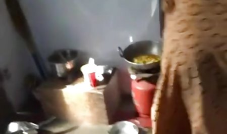 دو دختر از غیر سنتی جهت گیری بطری های تکان دادن