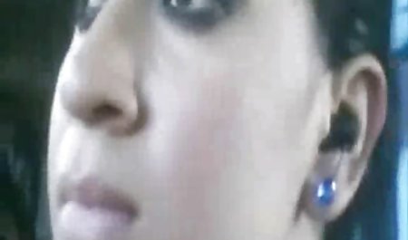 ورزش ها با سینه های بزرگ می دهد یک مرد برای دریافت دیک در پای او