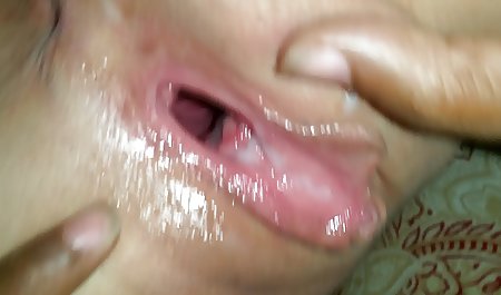 ماشا بر روی تخت دراز و وسیله ارتعاش و نوسان