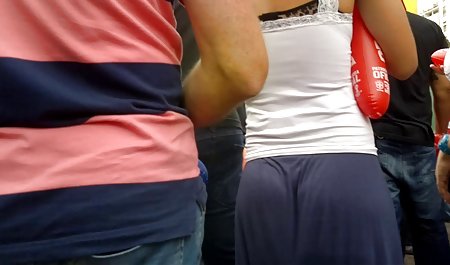 گای یک عروسک سیاه و سفید با دیک.