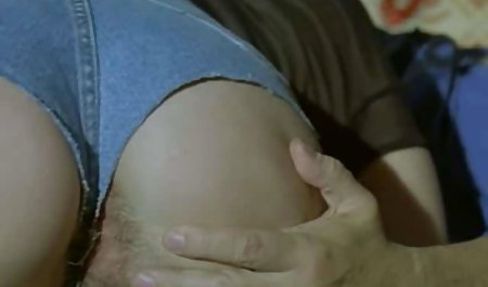 او گره خورده است نوزاد و او را در ته قنداق تفنگ لگد.