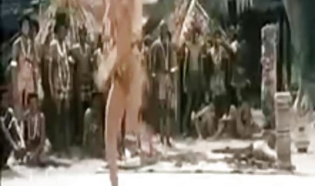 ورزش ها در جوراب ساق بلند در خودش را با یک اسباب بازی روی تخت
