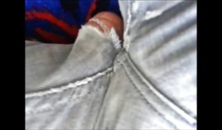 سبزه پرشور به طور فعال انگشت دوست روسیه خود
