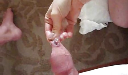 شخص ساده و معصوم گمراه بچه ها در ساحل به دنبال او تراشیده زن سبک و جلف