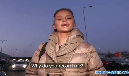 زن شرجی در لباس سیاه و سفید می شود با سیاه پوست ضرب دیده و باعث می شود او کار ضربه