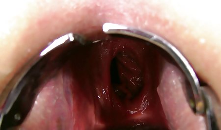 شخص ساده و معصوم برهنه ملانی میسازد در جدول ماساژ و او را تراشیده زن سبک و جلف