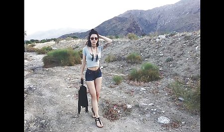 با سینه های کوچک در دهان او در زمان