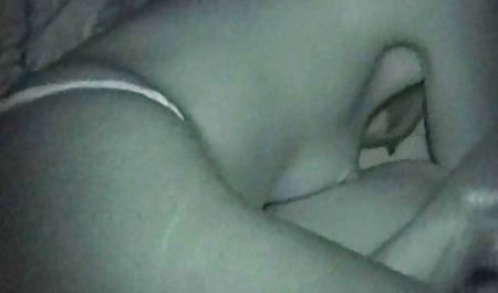 دختر مو قرمز در جوراب ساق بلند خود نما و نشان دادن نونوجوانان برهنه